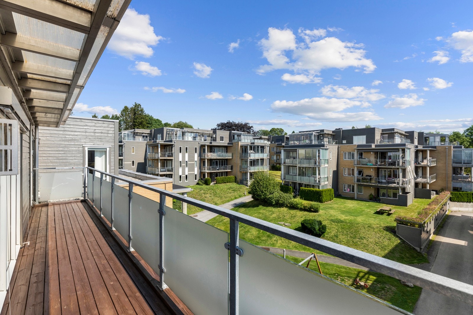 Takrerrassen strekker seg rundt boligen, med en flott utsikt i grønne omgivelser. Galleribilde