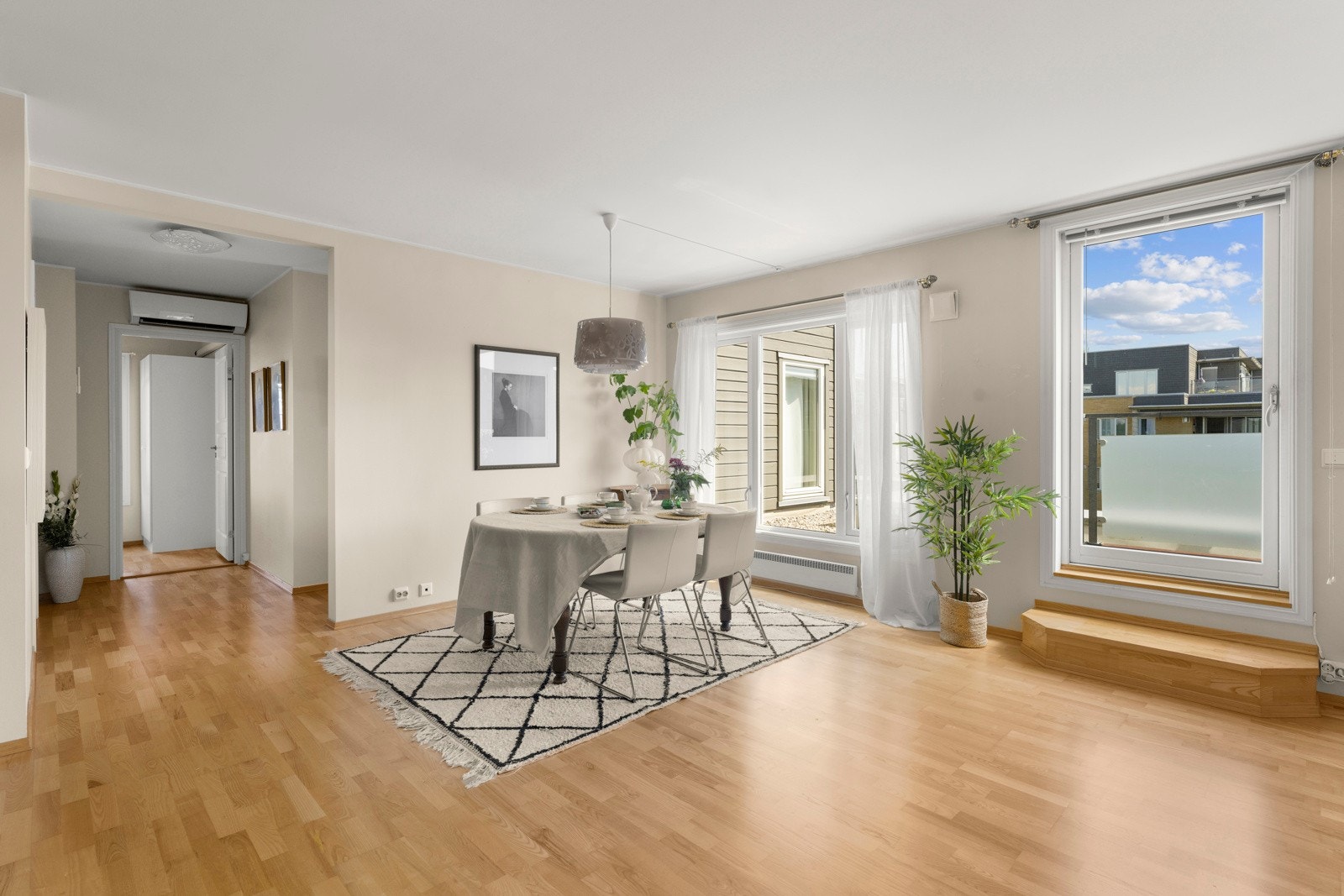 Oppholdsrommet i en sosial og åpen stue- og kjøkkenløsning med naturlig inndeling av soner. Galleribilde