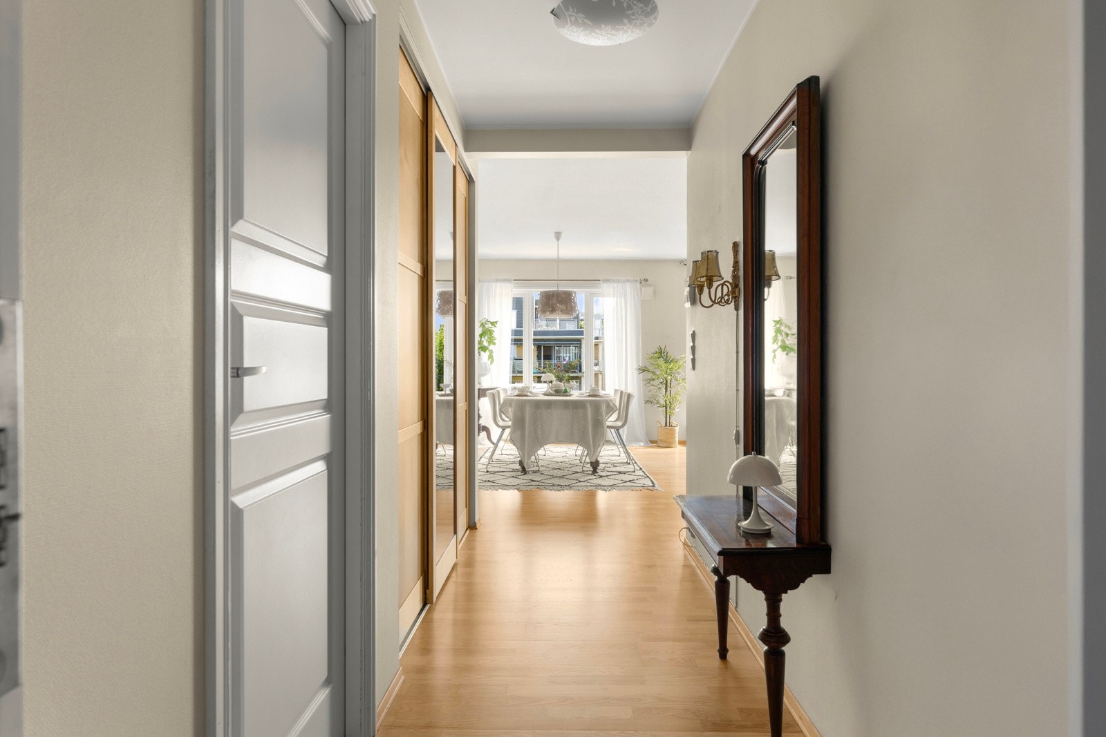 Romslig entré med gode lagringsmuligheter i både skyvedørsgarderobe og tilgang til innvendig bod. Galleribilde