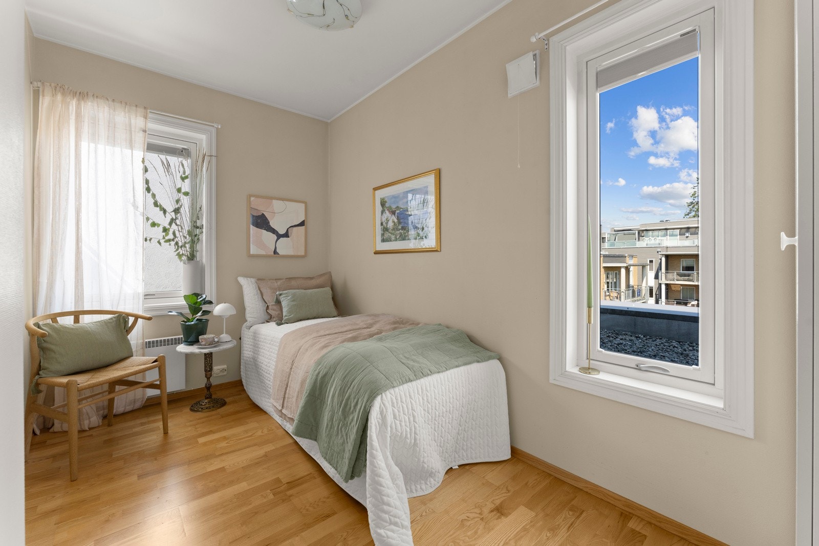 Boligens tredje soverom - også av god størrelse og med garderobeskap. Galleribilde