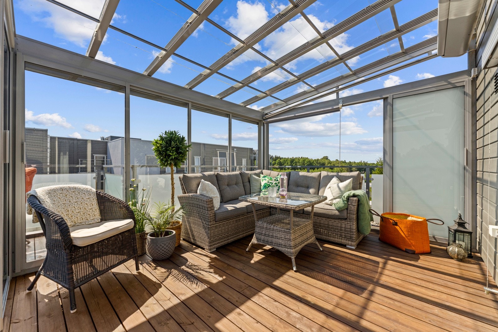 Den er delvis åpen, noe som gjør det mulig å nyte solrike dager under åpen himmel, samtidig som den innglassede delen, etablert i 2017, skaper en lun og skjermet sone som kan benyttes uavhengig av værforhold. Galleribilde