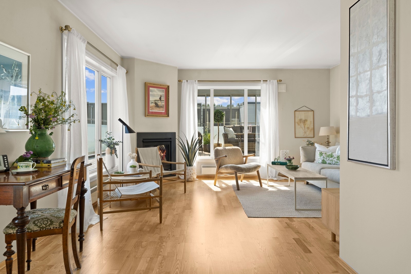 Oppholdsrommet er romslig med generøse vindusflater, en elegant gasspeis og utgang til privat takterrasse. Galleribilde