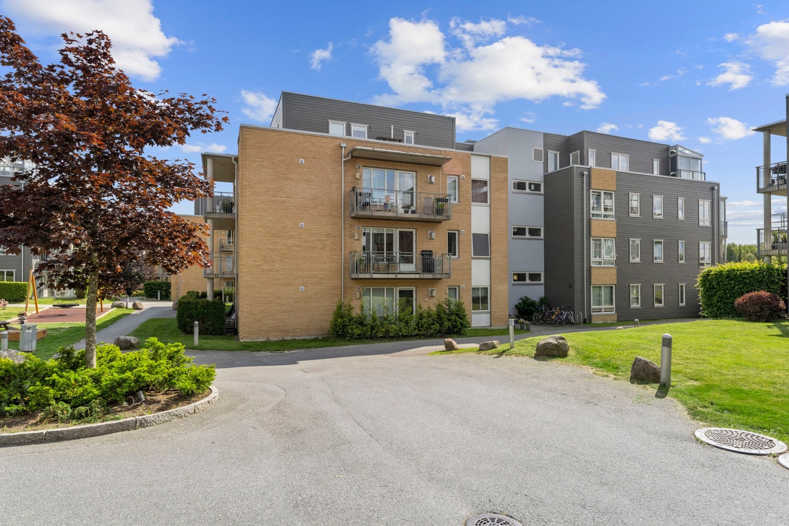 Skitunet Boligsameie består av 188 leiligheter fordelt på 9 hus. Totalt er det bygget 12 400 kvm bolig, det er 1 300 kvm fellesarealer og under bygningene er det parkeringskjeller på 8 000 kvm. Galleribilde