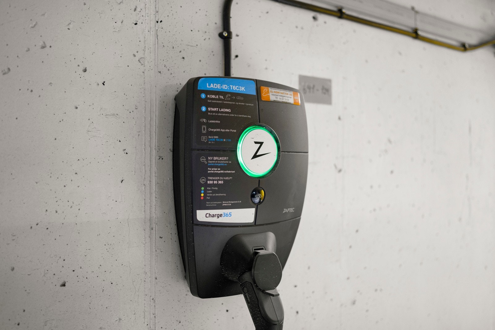 Elbillader. Plassen tilhører leiligheten. Galleribilde