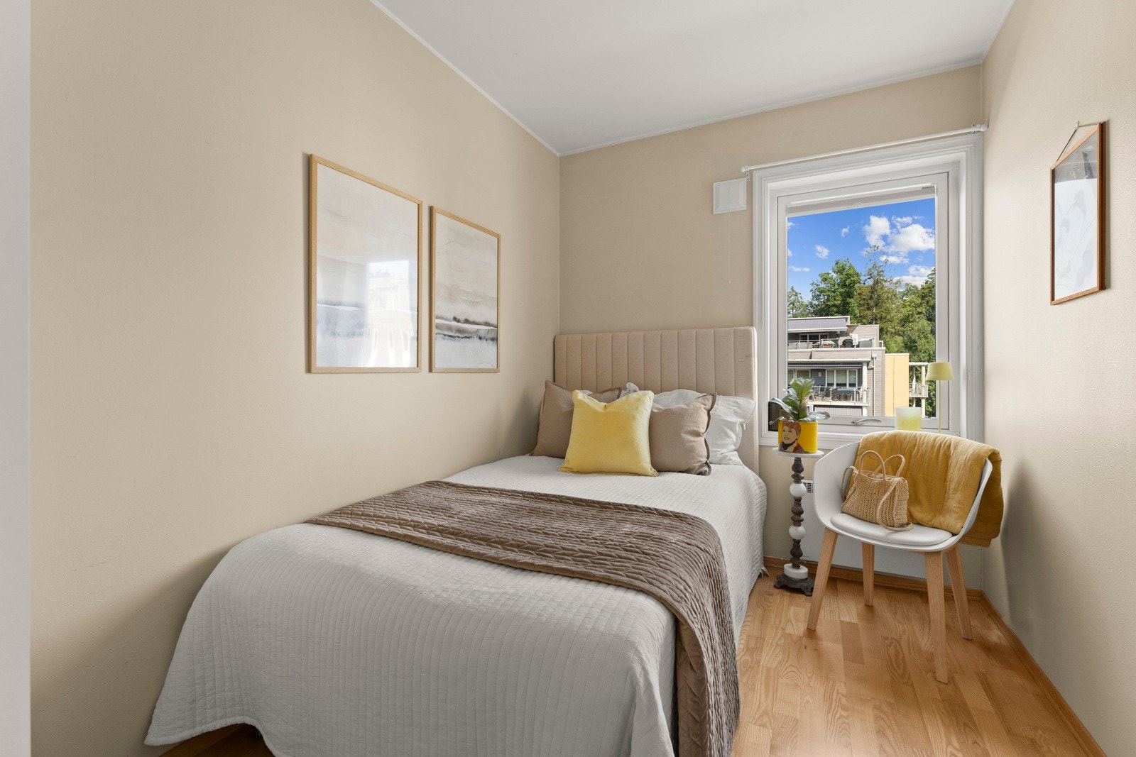 Boligens andre soverom med god plass til seng og annet møblement. Galleribilde