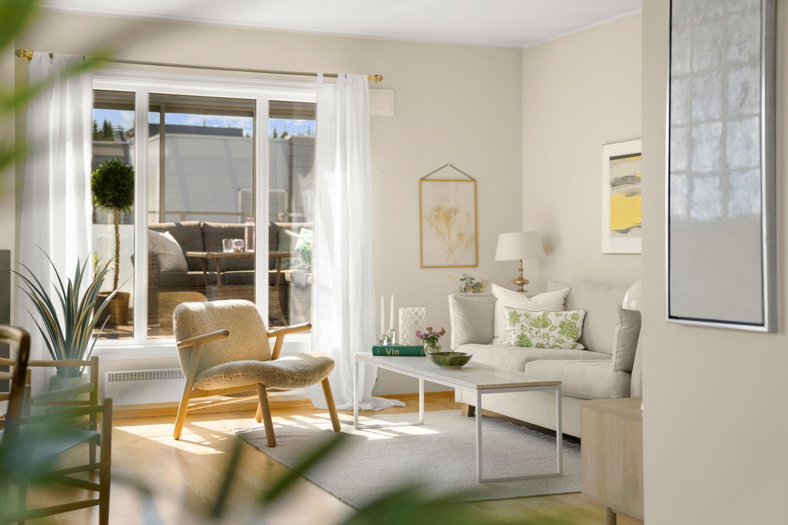 Leiligheten har en god planløsning med et naturlig skille mellom sosial og privat sone, og lysinnslipp fra tre retninger. Galleribilde