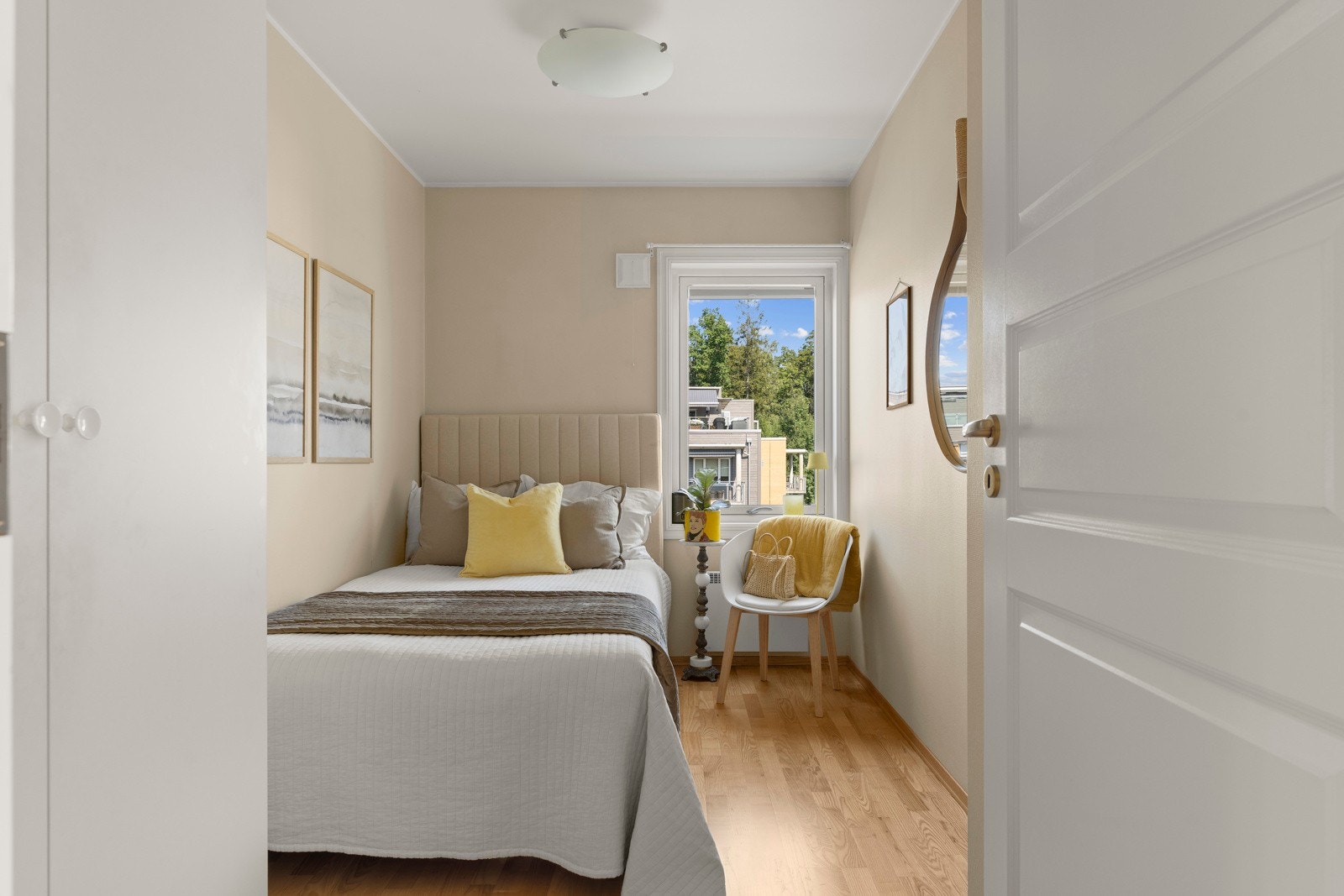 Soverommene har hvert sitt tilhørende garderobeskap. Galleribilde