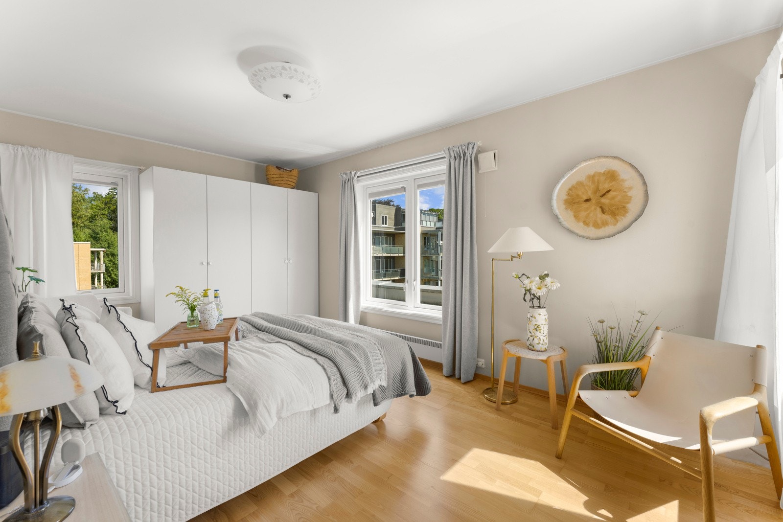 Hovedsoverommet har lysinnslipp fra tre retninger som skaper en lys og luftig atmosfære. Galleribilde