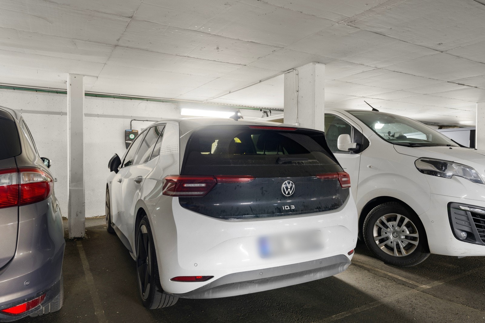 Leiligheten disponerer en parkeringsplass i felles garasjeanlegg. Det er heis fra garasjeplan. Galleribilde