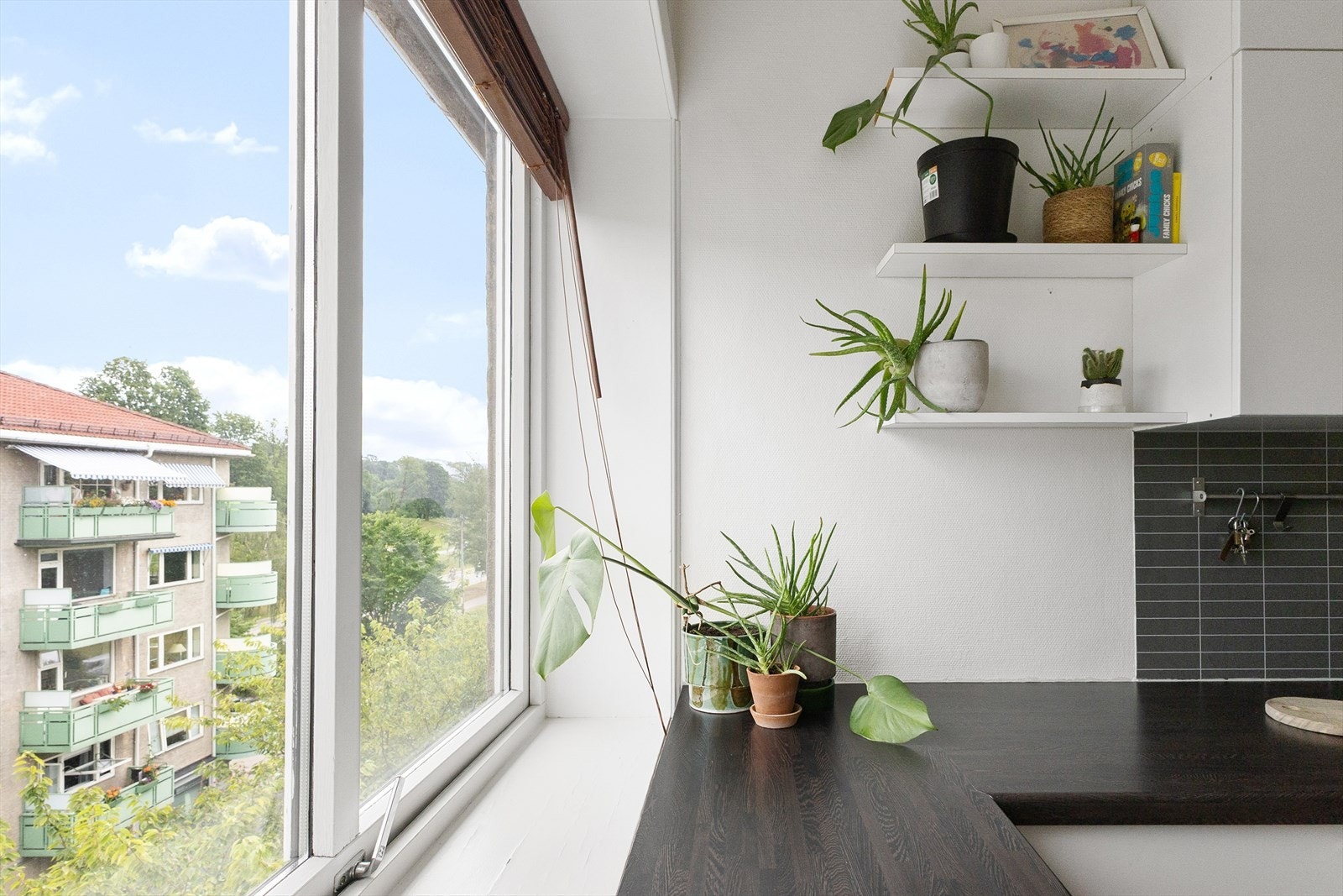 - Kjøkkenet har et stilfullt og arealeffektivt design, og er innredet i praktisk u-form i eget rom. Peker mot rolig og fin bakgård - Galleribilde