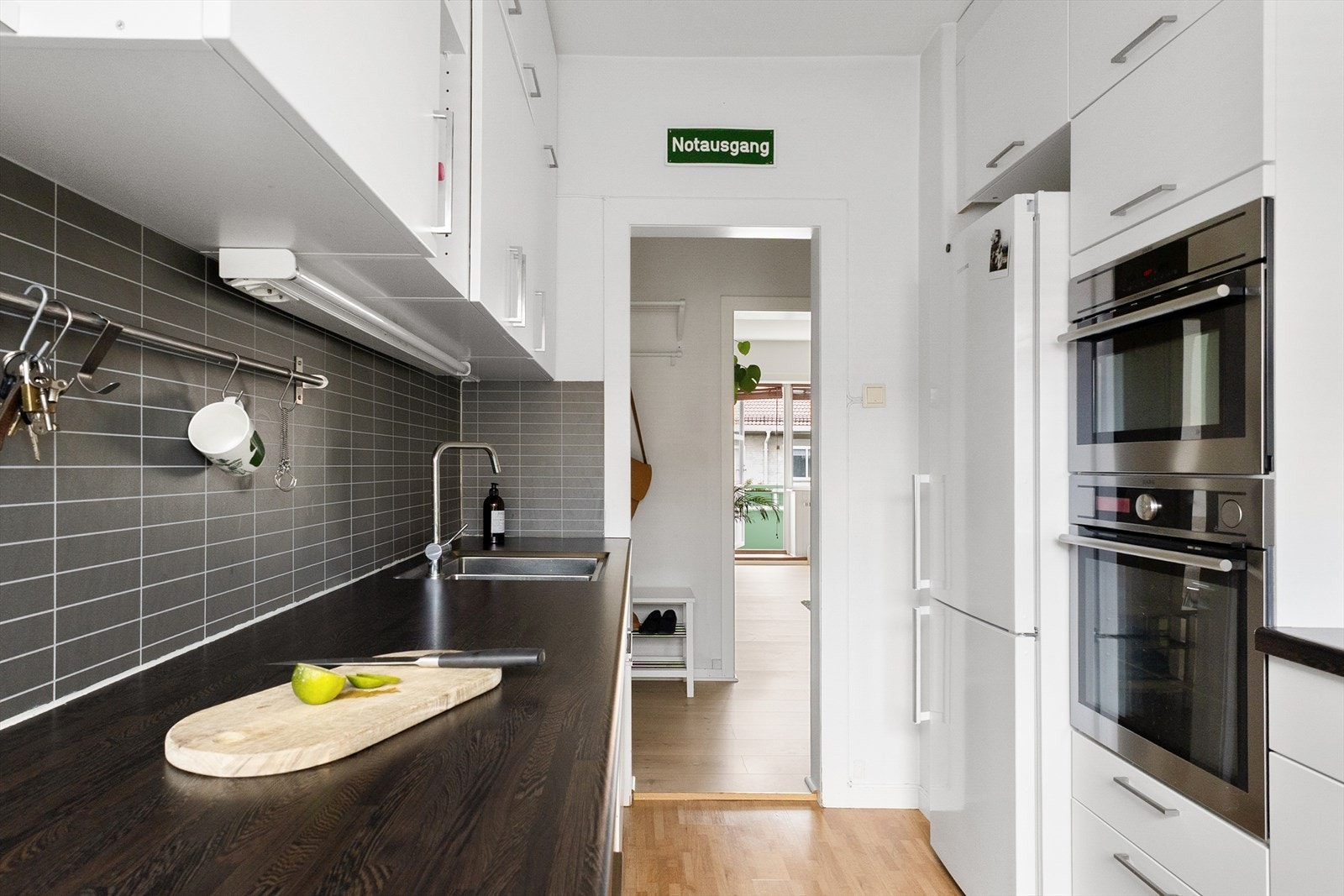 - Det er integrert oppvaskmaskin, induksjonstopp, micro og
stekeovn - Galleribilde