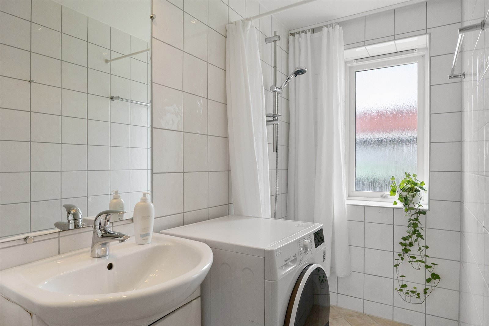 - Et pent og praktisk bad som er oppgradert i regi av borettslaget i 2006. Veggene har fliser og taket er malt i 2022. Det er også varmekabler og eget opplegg for vaskemaskin - Galleribilde
