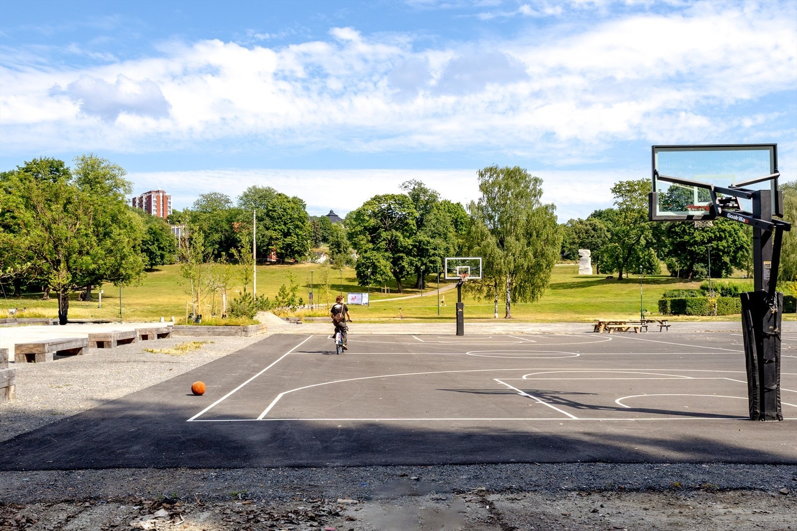 - Leiligheten har umiddelbar nærhet til parker, kultur, shopping og matopplevelser, samtidig som den ligger skjermet til - Galleribilde