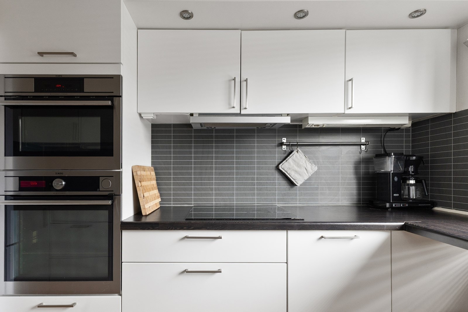 - Kjøkkenet er fra Kvik og under overskapene er det sorte kitchenboards i flisimitasjon som står godt til resten av interiøret. Rikelig med skapplass - Galleribilde