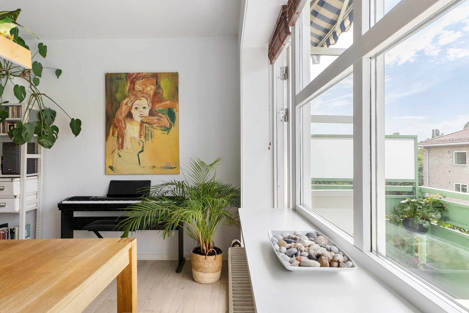 - Leiligheten har blitt overflateoppusset i 2022, med blant annet nye gulv på soverommene samt helsparklet og malt stue, gang og soverom. I tillegg til andre forbedringer som spesialtilpasset solskjerming m.m - Galleribilde