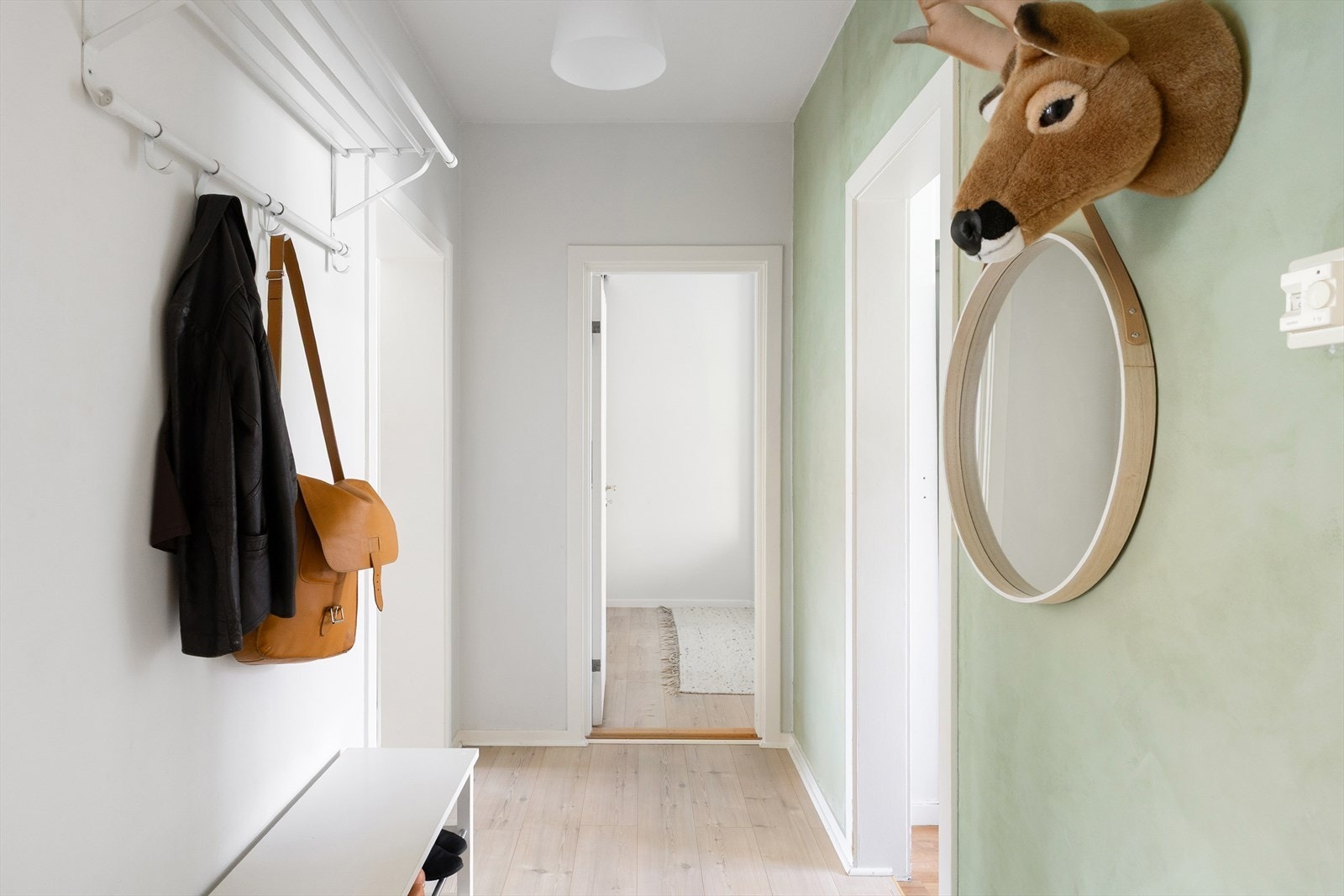 - Videre i gangen er det kjøkken og soverom - Galleribilde