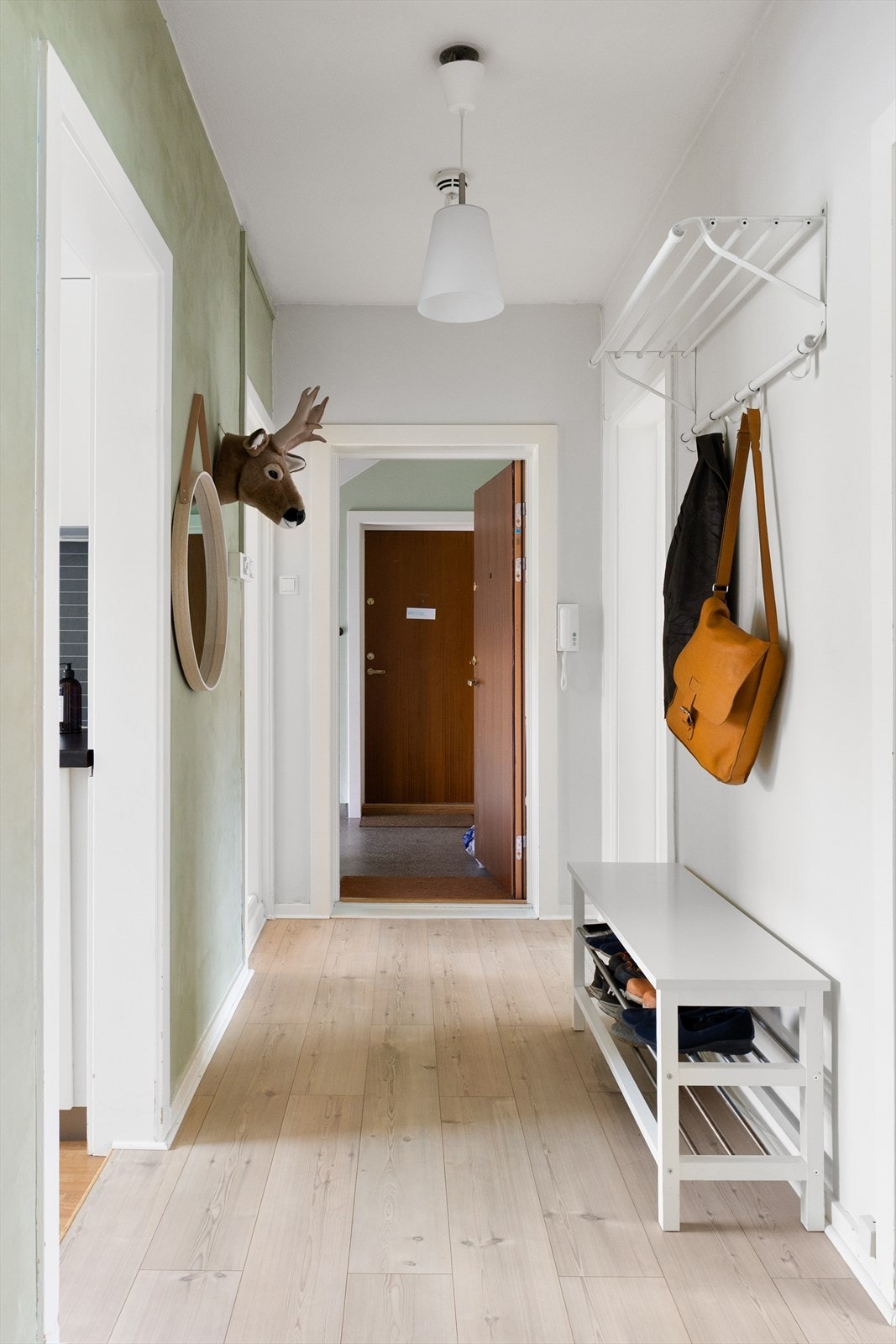 - Leiligheten har en pen entré som gir et godt førsteinntrykk - Galleribilde