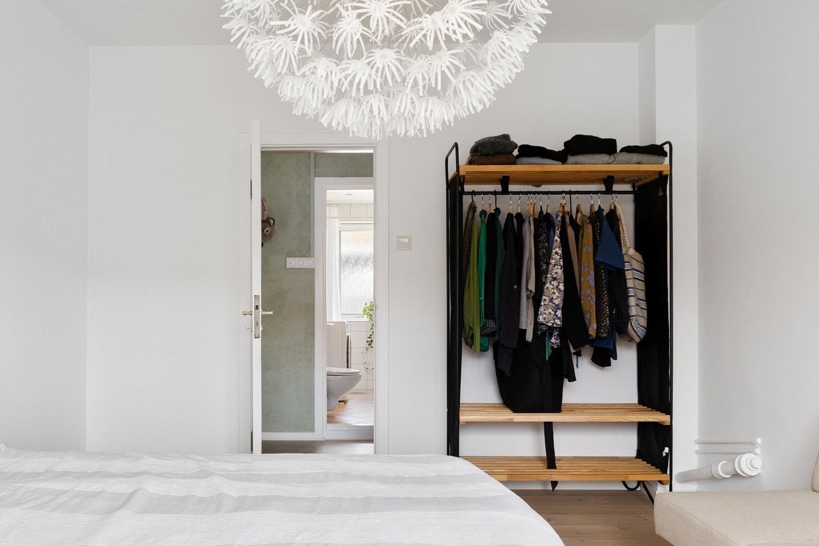 - Lyst soverom med kort vei til bad - Galleribilde