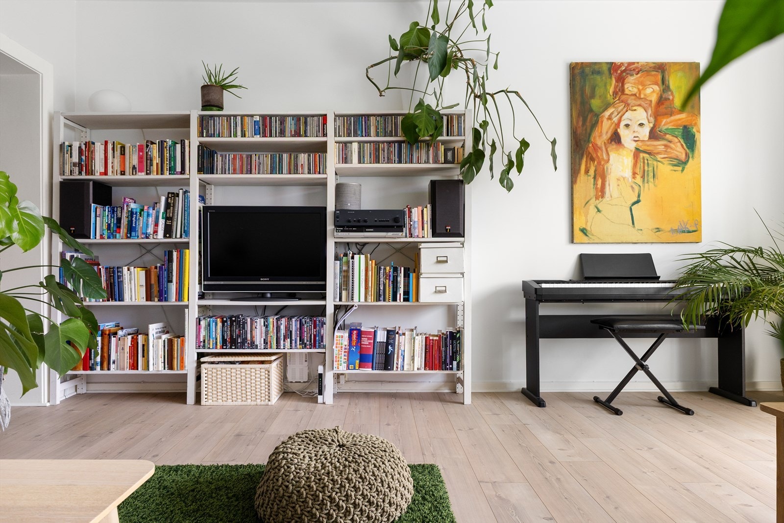 - Det er gode møbleringsmuligheter i stuen, med plass til sofamøbler med tilhørende stuebord, multimedia og annet ønskelig møblement - Galleribilde