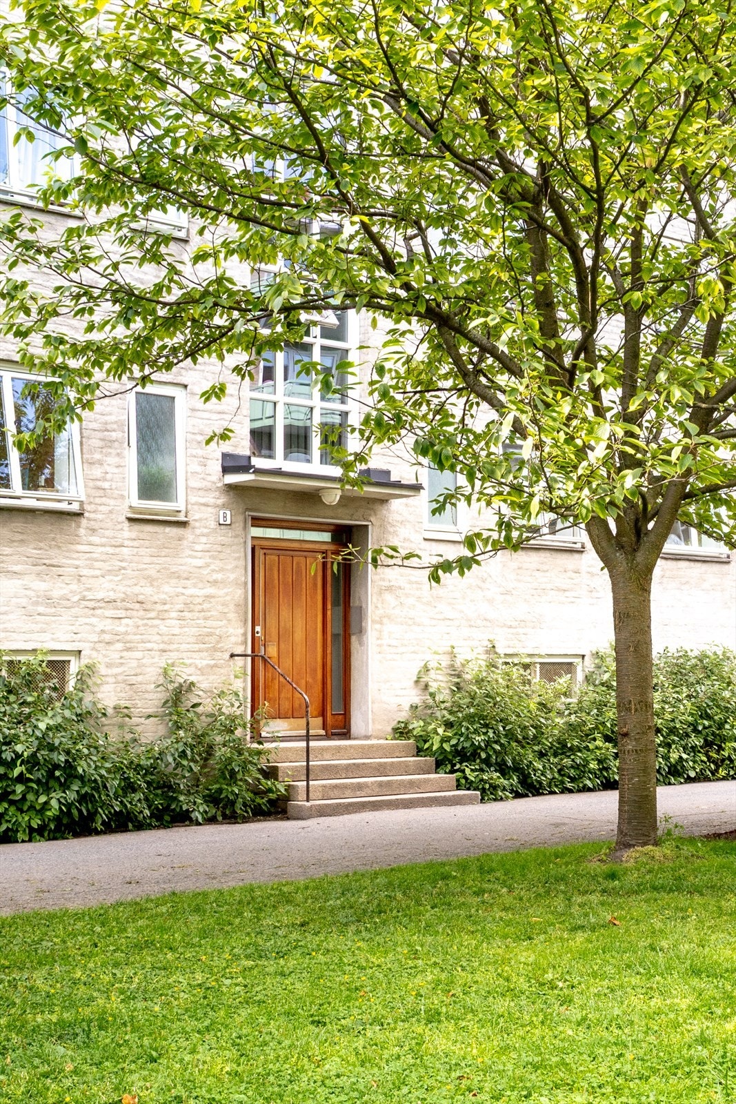 - Hyggelig inngangsparti fra sjarmerende bakgård - Galleribilde