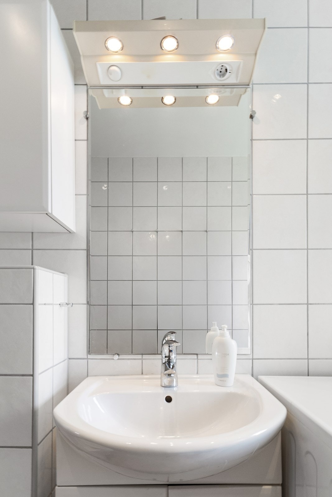 - Badet har innredning med nedfelt servant, veggmontert toalett, dusjvegger/hjørne - Galleribilde