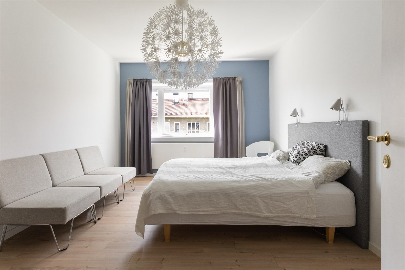 - Hovedsoverommet er stort og luftig, og har rikelig med lysinnslipp - Galleribilde