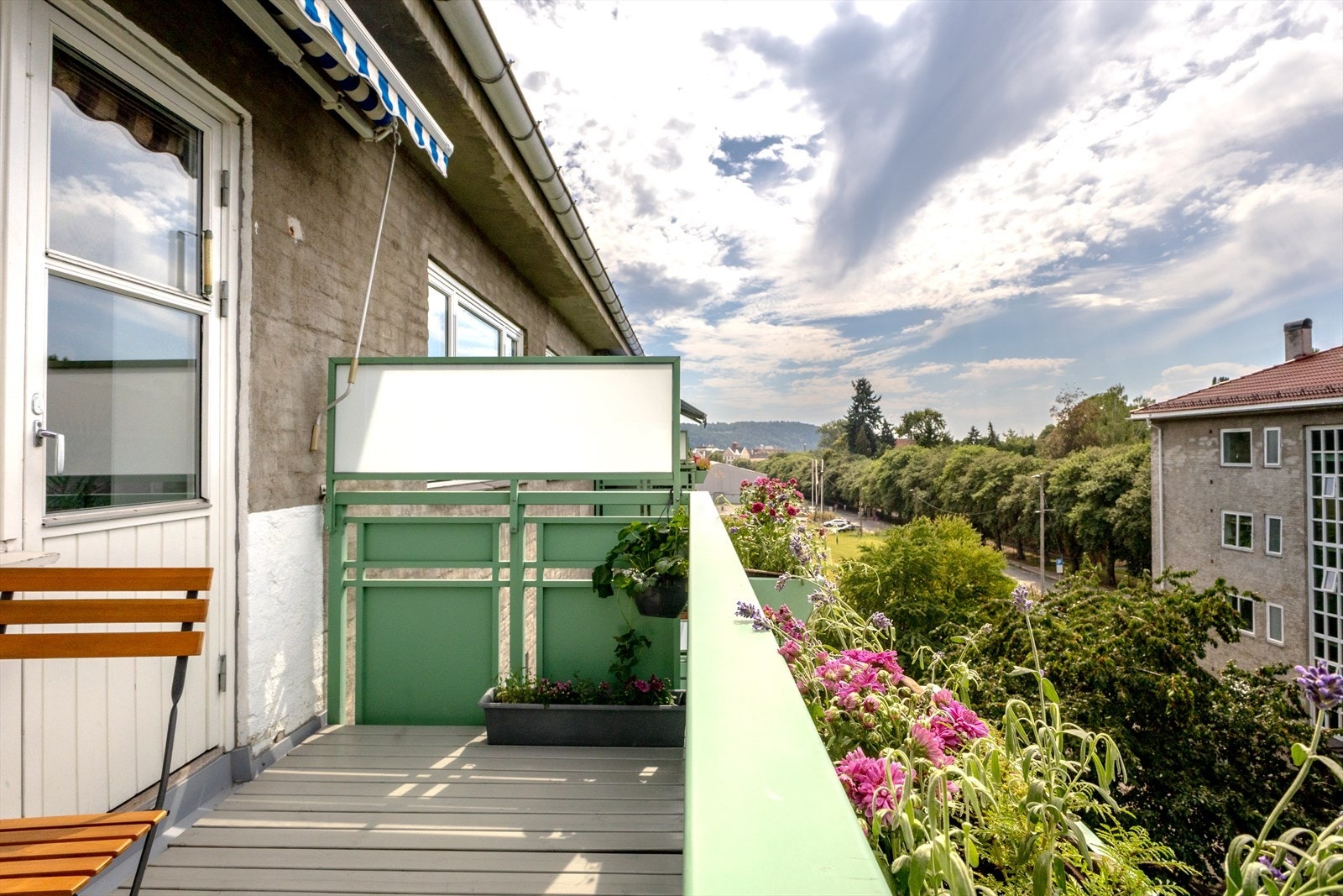 - Nyt fantastiske omgivelser med gode solforhold. Balkongen er på ca 5 kvm. og peker mot rolig og pent opparbeidet bakgård - Galleribilde