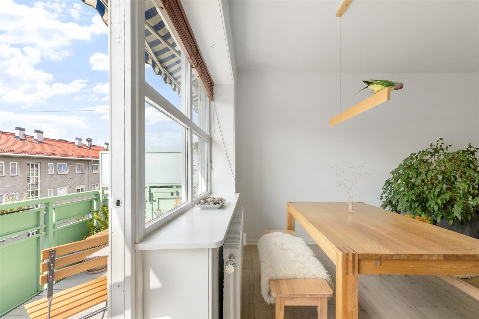 - Dette er leiligheten for deg som vil kombinere småbysjarm med urbant liv, og som gir deg nærhet til både kultur, kaféer, kollektiv og vakre turområder - Galleribilde