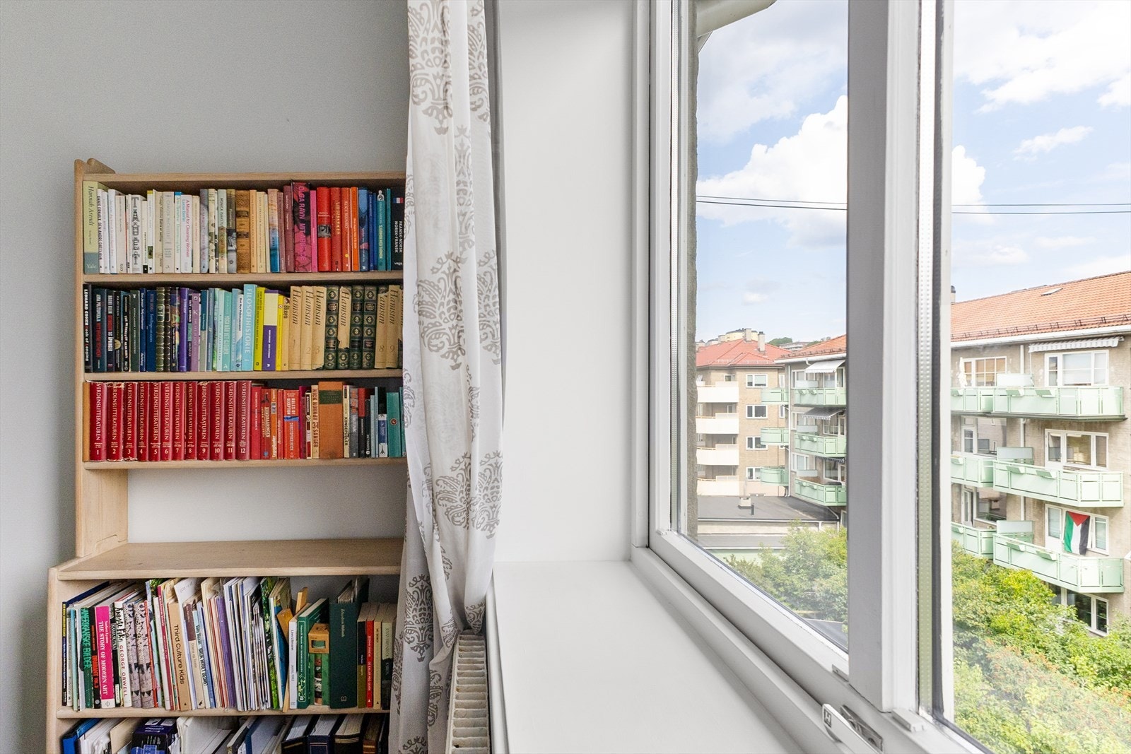 - Rikelig med lysinnslipp og peker også mot rolig bakgård - Galleribilde