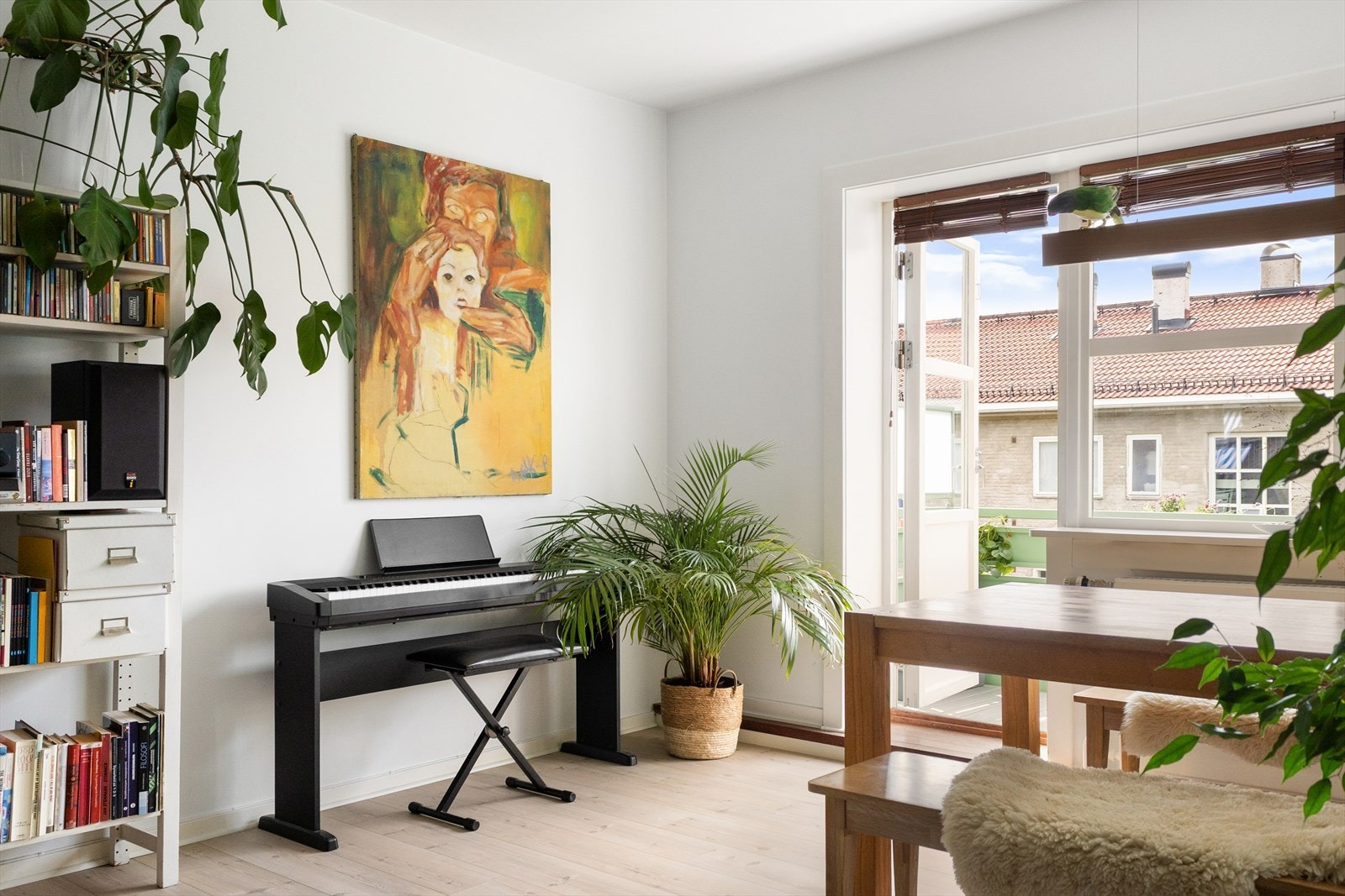 - Stuen i leiligheten er romslig og pen med store vindusflater som gir rikelig med naturlig lys og skaper en god atmosfære - Galleribilde