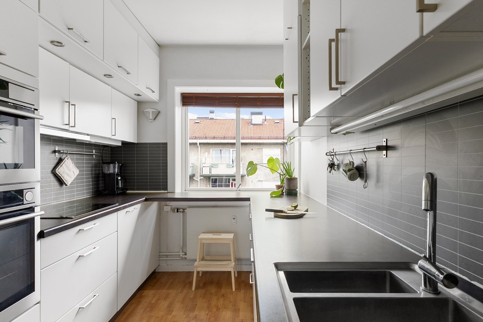 - Et fint og praktisk kjøkken med store benkeplater som gjør hverdagen enkel. Det er innredet med glatte fronter og benkeplaten er av laminat. - Galleribilde