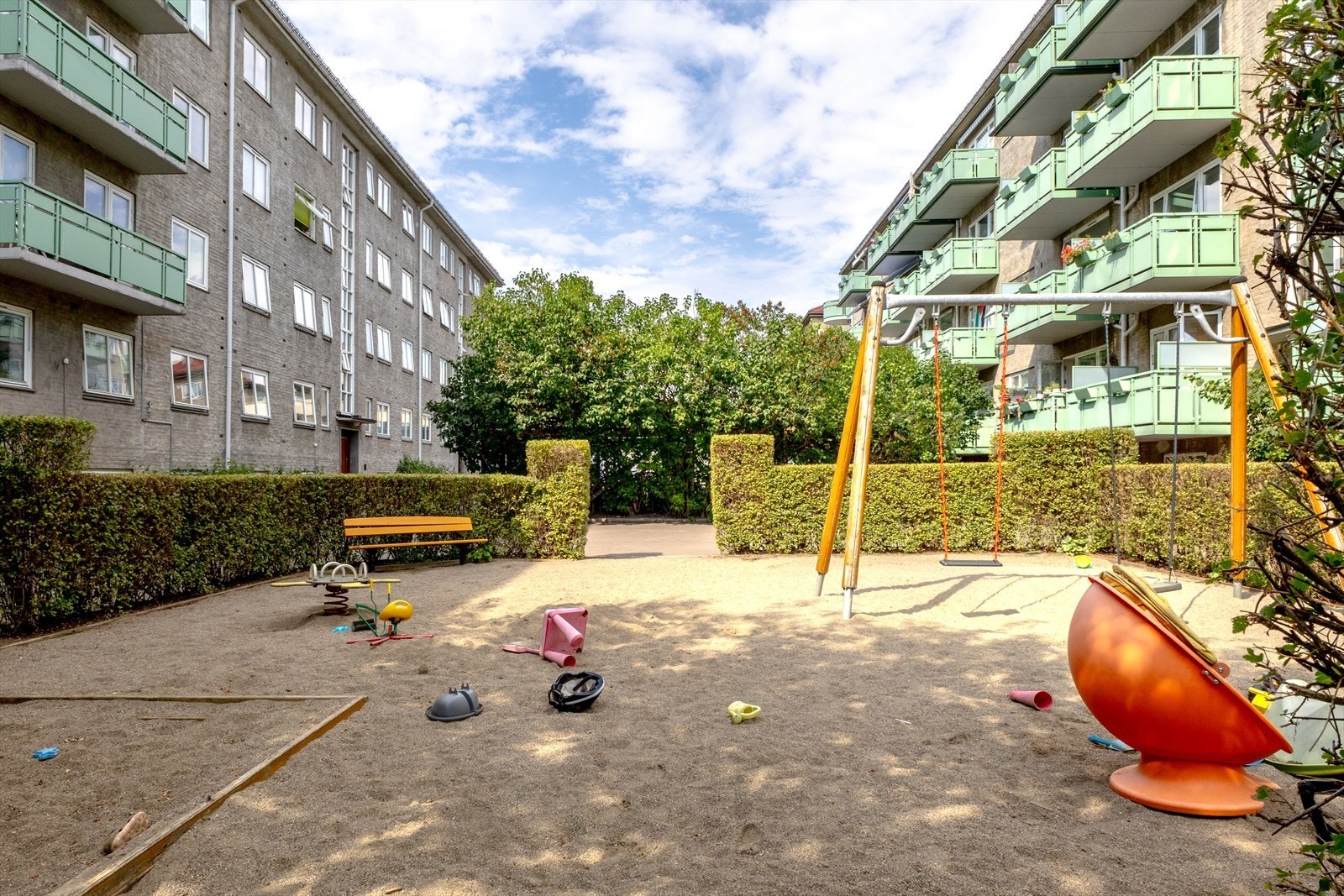 - Hyggelig og pen opparbeidet bakgård som er hyggelig for store og små! - Galleribilde