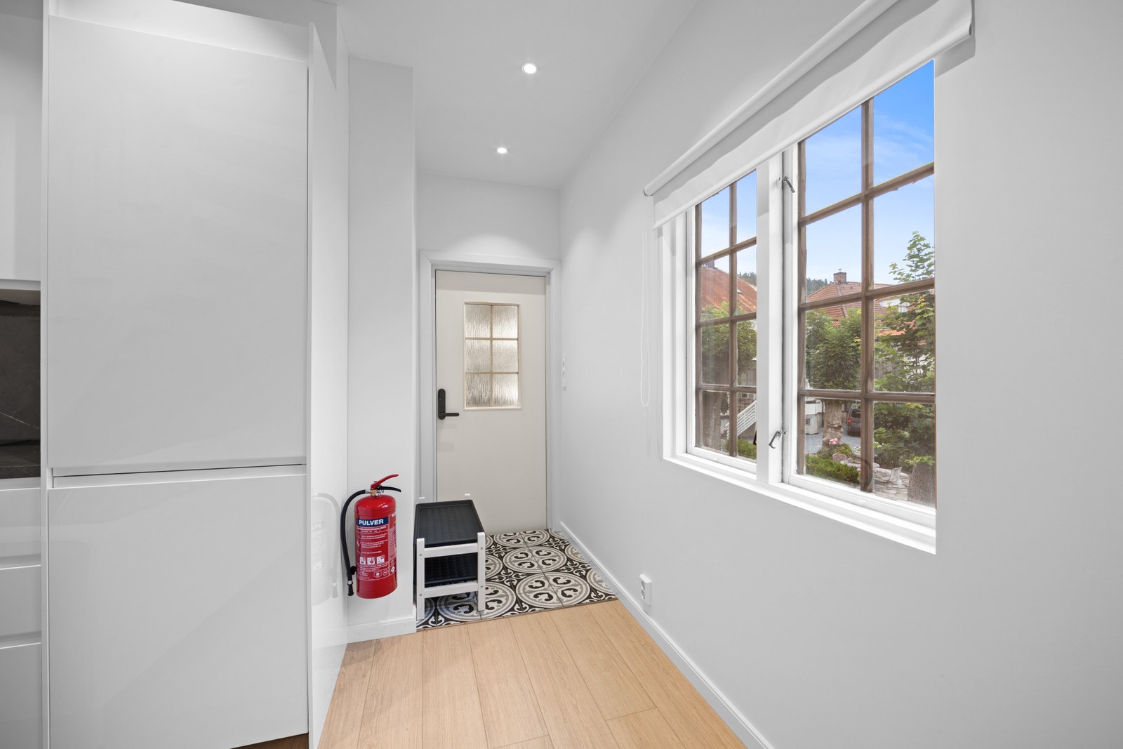 Pent flislagt entré. Galleribilde