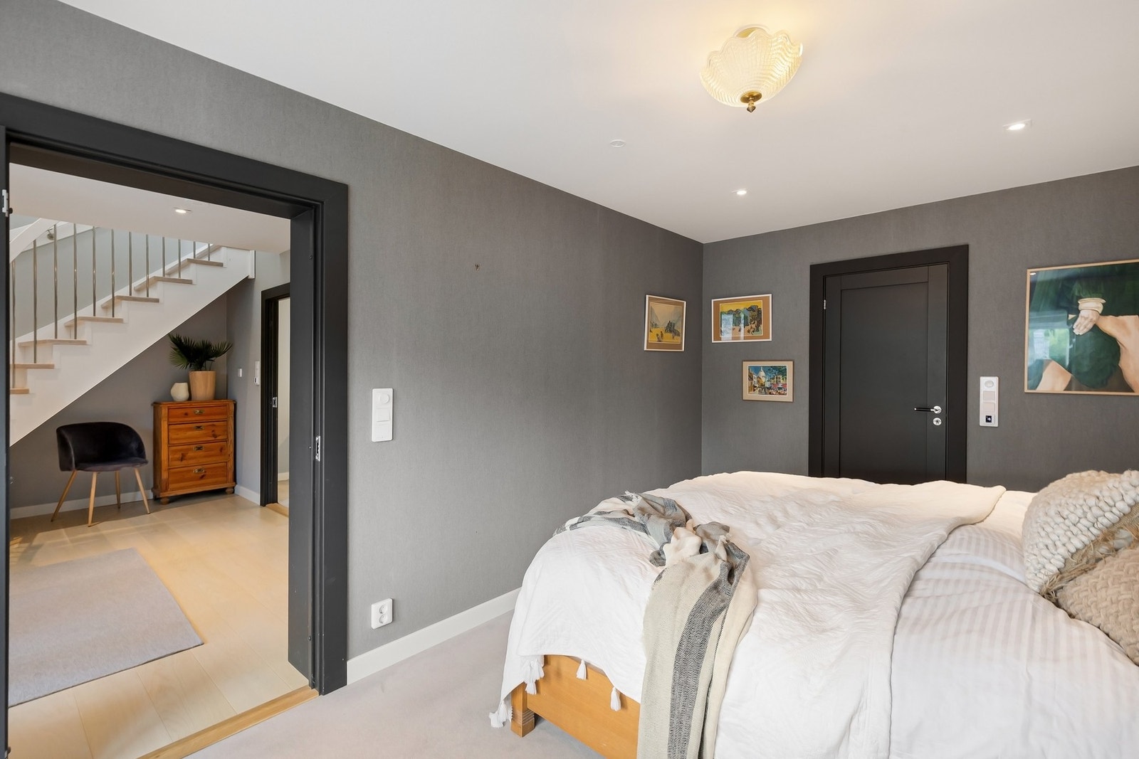 Hovedsoverom med god plass til dobbeltseng og annen ønsket innredning. Galleribilde