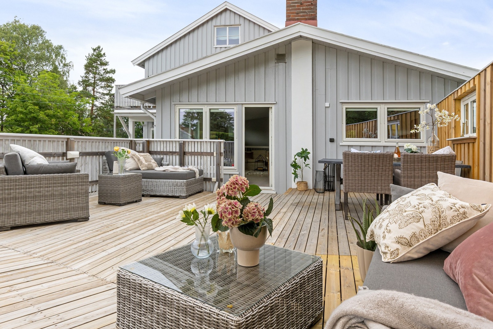 Sommerbilde av terrassen - Her er det lett å finne roen! Galleribilde