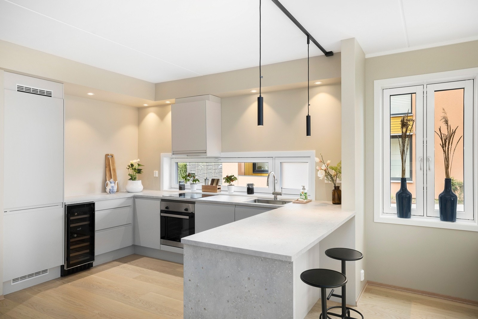 Kjøkkenet har barløsning som gir et fint skille mot stuen og samtidig en hyggelig plass å innta frokost. Galleribilde