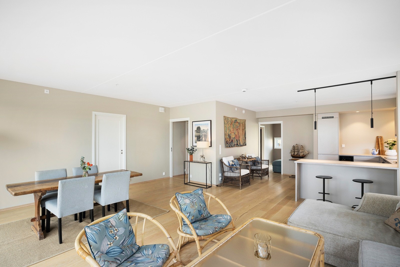 Stuen og kjøkkenet ligger i i luftig, vellykket åpen løsning. Galleribilde