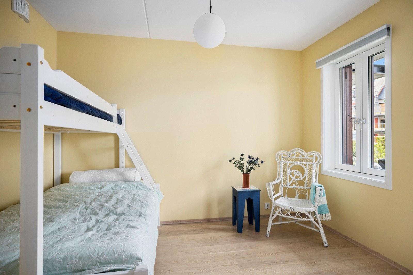 Leiligheten har gjennomgående planløsning og er malt i rolige, trygge farger. Galleribilde