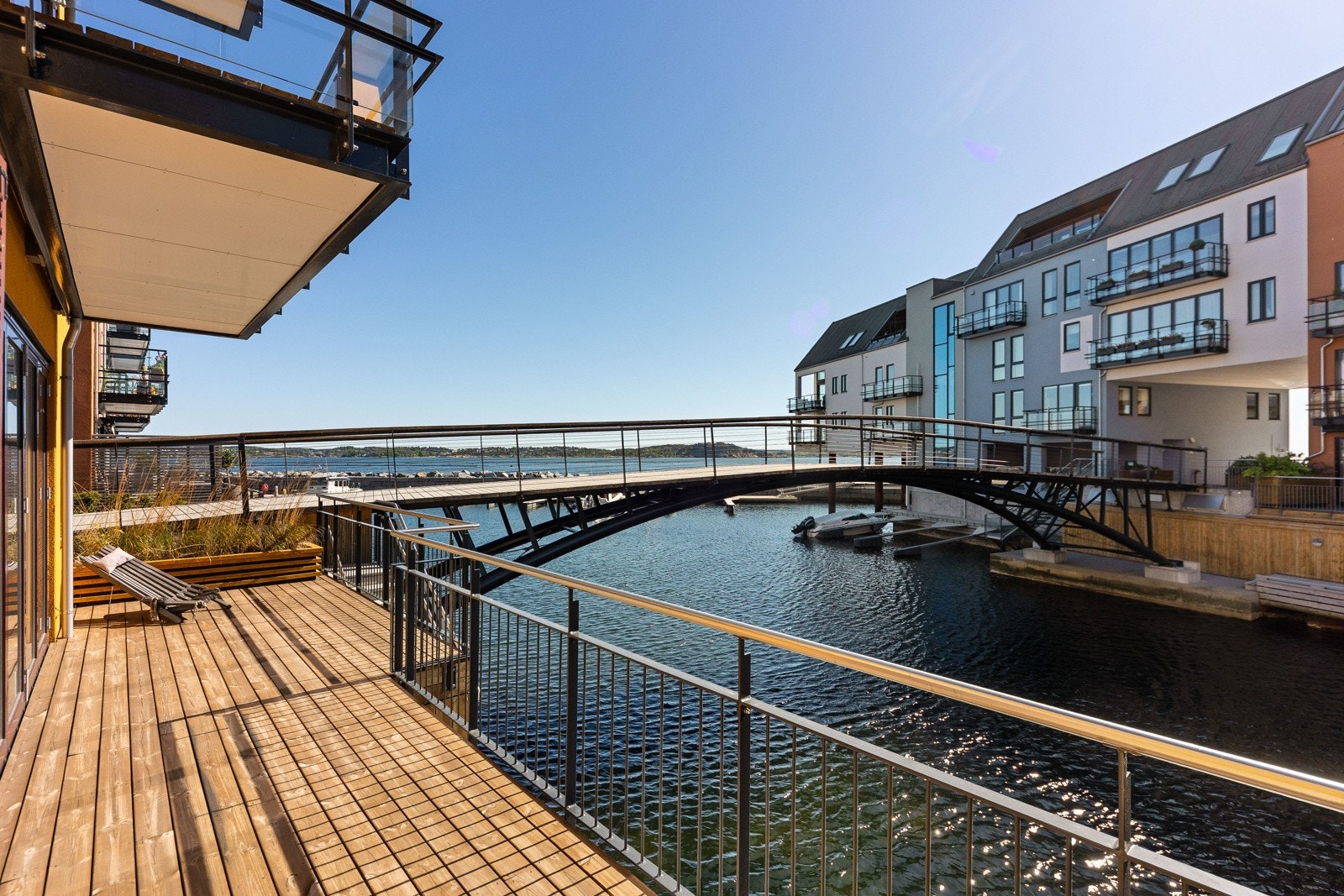 Beliggenheten er idyllisk ? nært til sandstrender, kyststien, og badetrapp rett nedenfor leiligheten. Galleribilde