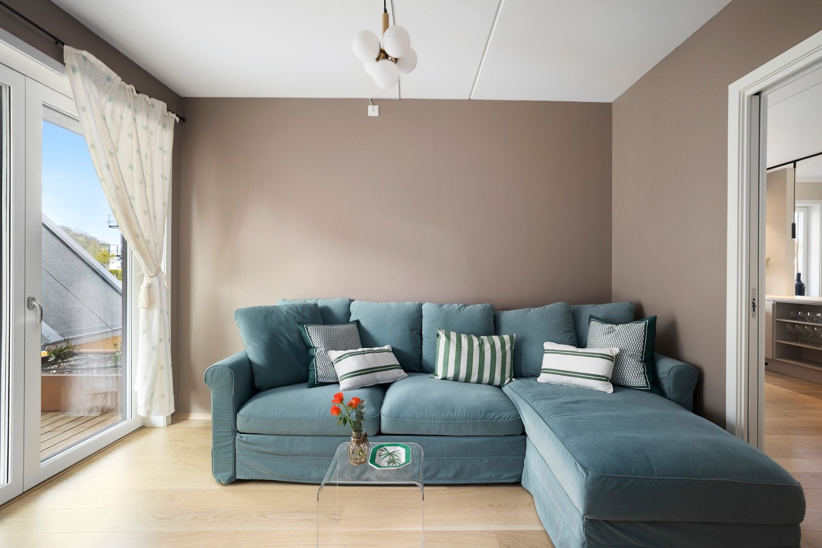 Gjesterom har skyvedør til stuen, egen utgang til terrasse og er i dag benyttet som en ekstra stue. Galleribilde