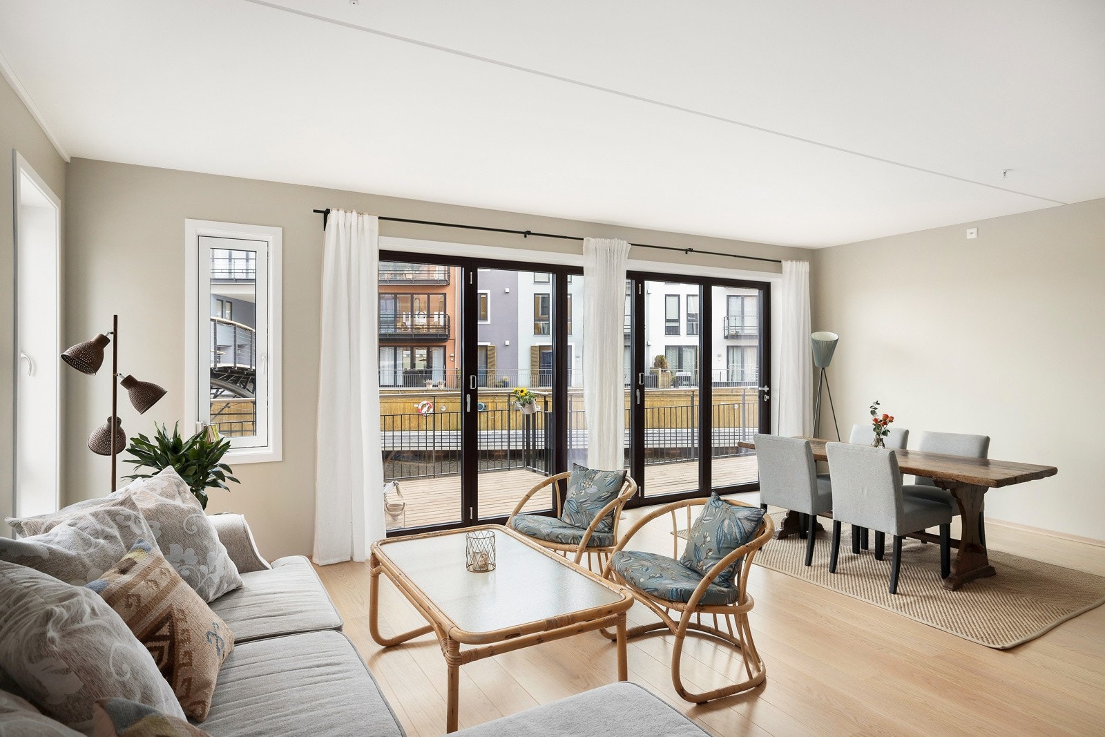 Store vindusflater i stuen sikrer optimale lysforhold. Galleribilde