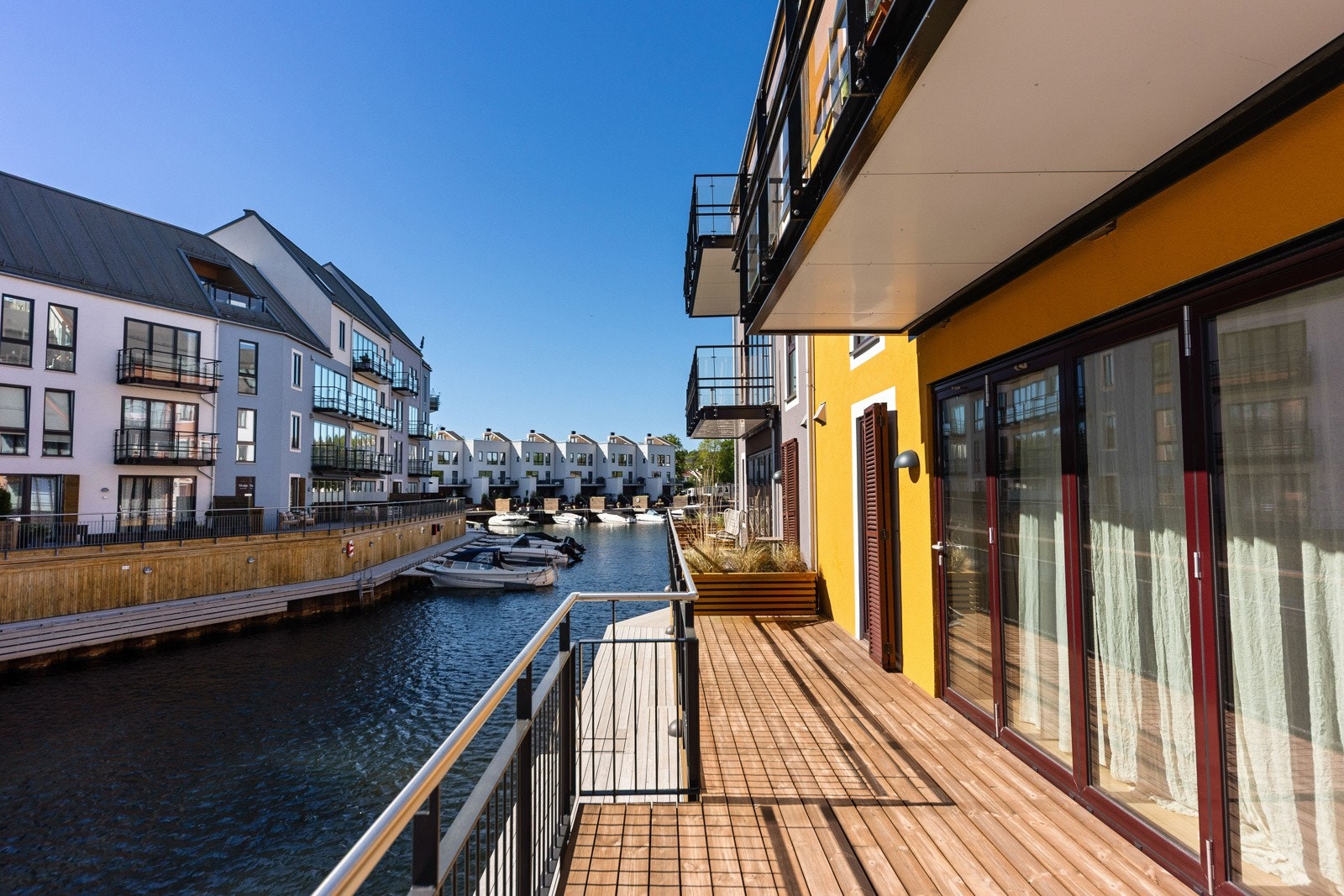 Terrassen utenfor stuen er på 20 kvm med fin utsikt til kanalen og båtlivet. Galleribilde