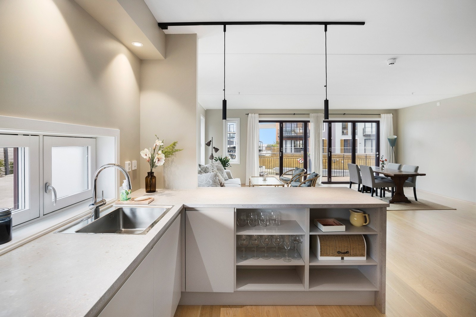 Kjøkkenet har åpne hyller, benkeplate av laminat og enkel oppvaskkum. Galleribilde