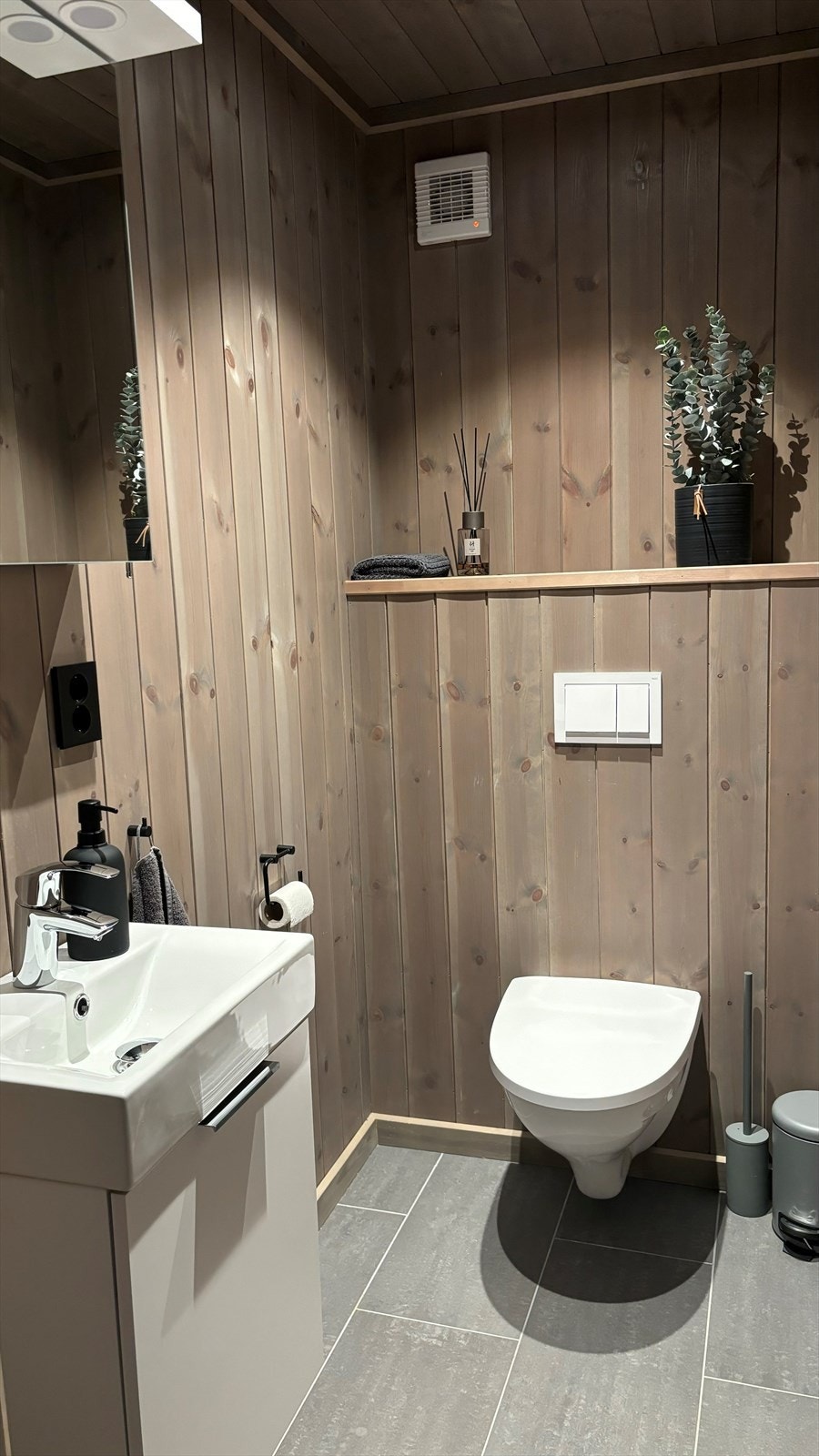 Ekstra wc-rom ligger praktisk plassert i gangen mellom soverom 2 og soverom 3. Galleribilde