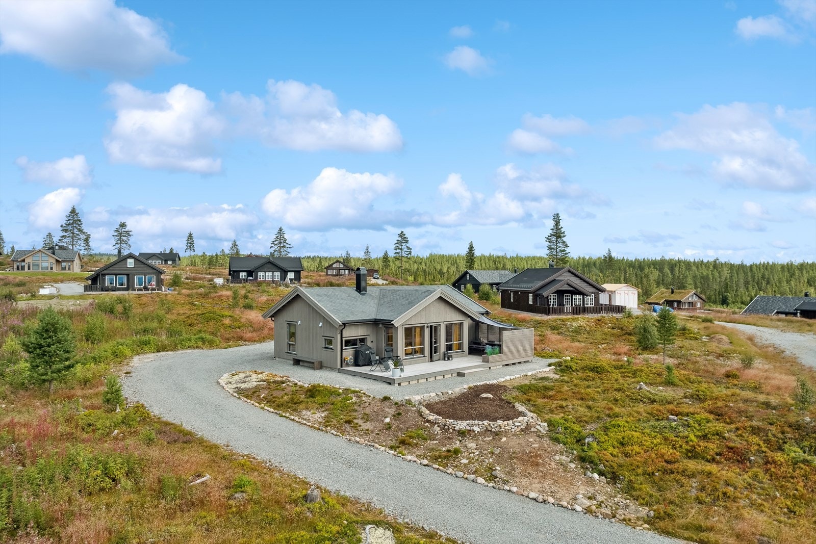 Storfugllia 3 er en moderne og vesentlig påkostet Tindehytte modell Rondane 71 fra 2021. Hytta ligger høyt og fint i terrenget med en romslig, omkransende naturtomt og singlet gårdsplass. Galleribilde