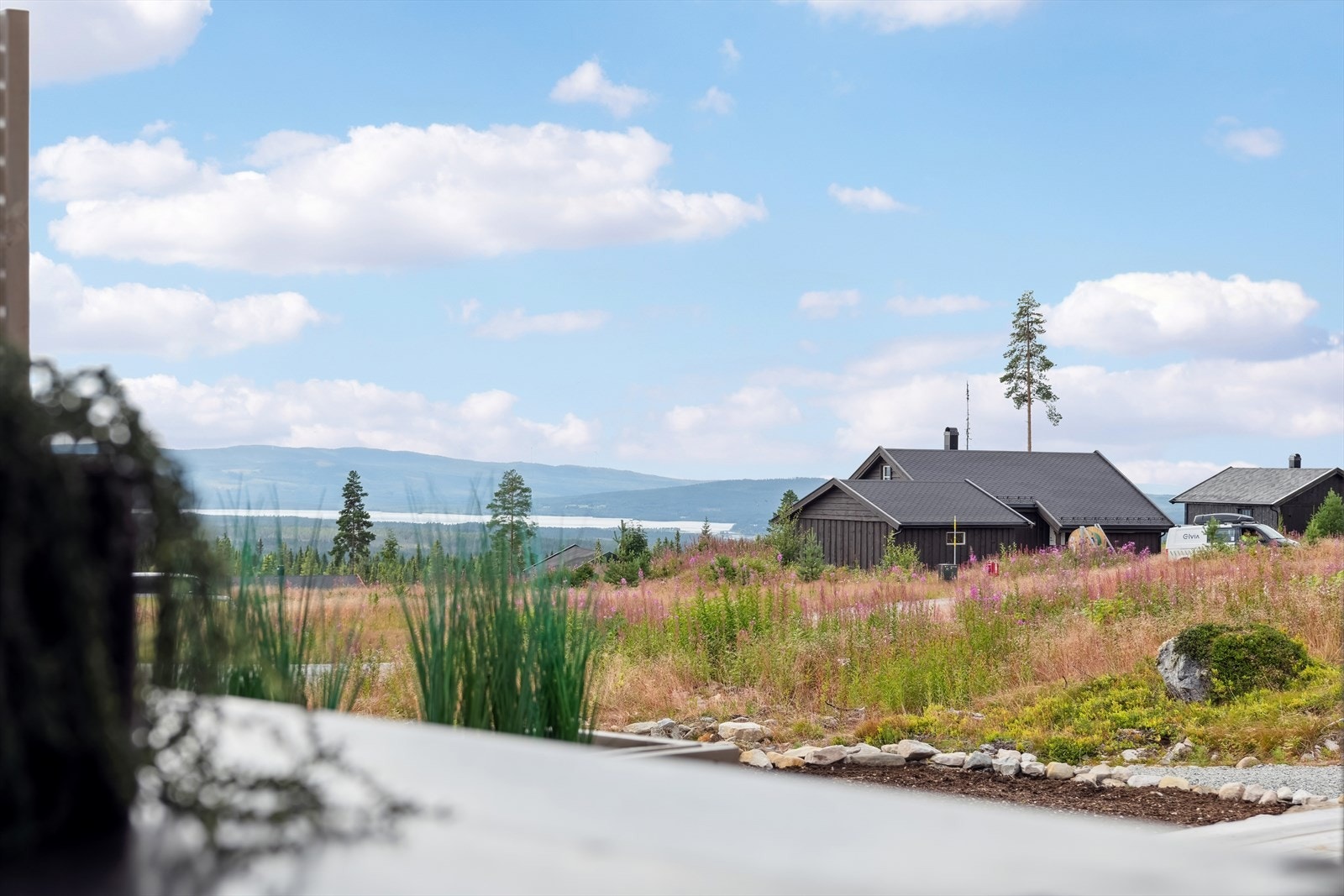 Naturskjønn utsikt til Osensjøen fra terrassen. Galleribilde