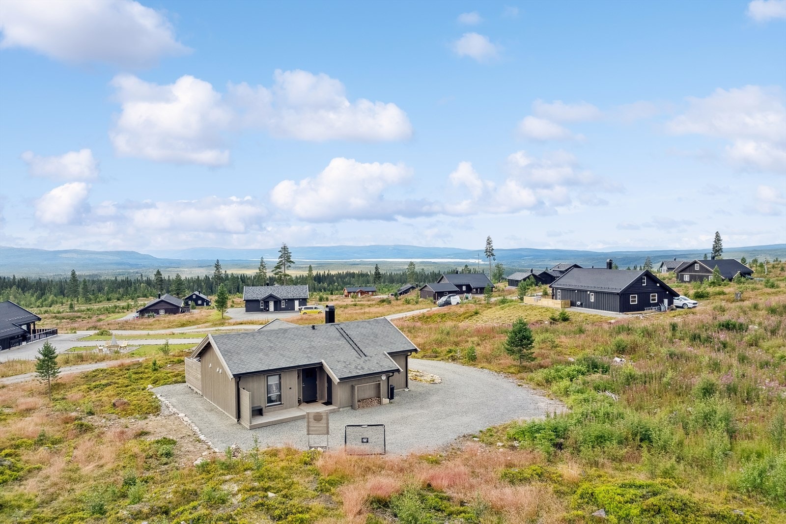 Hytta ligger fint til på et høydedrag med stor naturtomt på 1927 m2 i naturskjønne omgivelser på Furutangen Syd Panorama. Galleribilde
