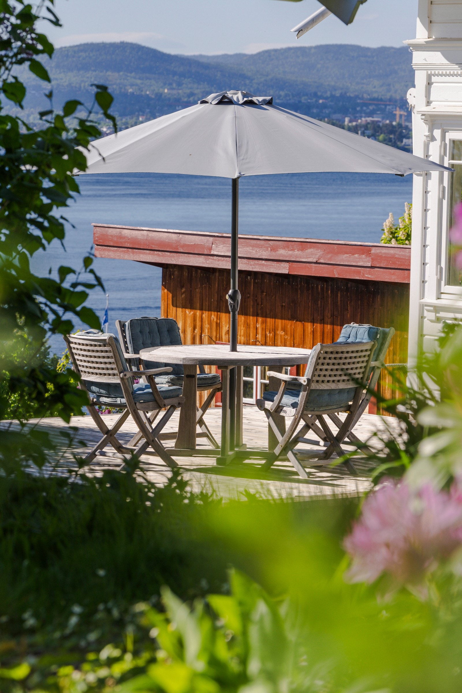 Trivelig terrasse på 22 kvm med gode solforhold og direkte adgang til den grønne hagen. Galleribilde