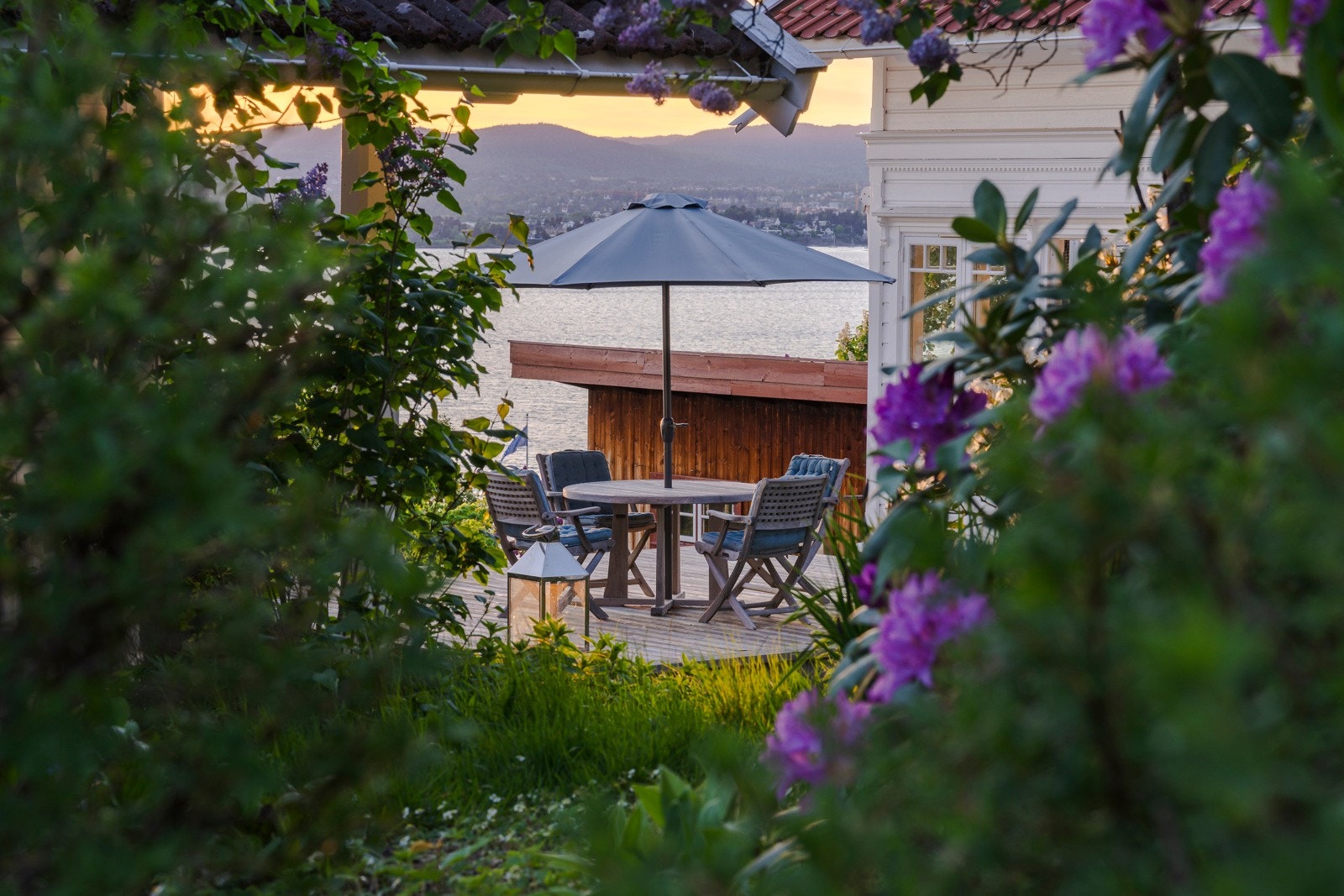 Det er mange stauder som blomstrer gjennom hele sommeren som skaper en idyllisk og frodig atmosfære, blant annet syriner og rhododendron. Galleribilde
