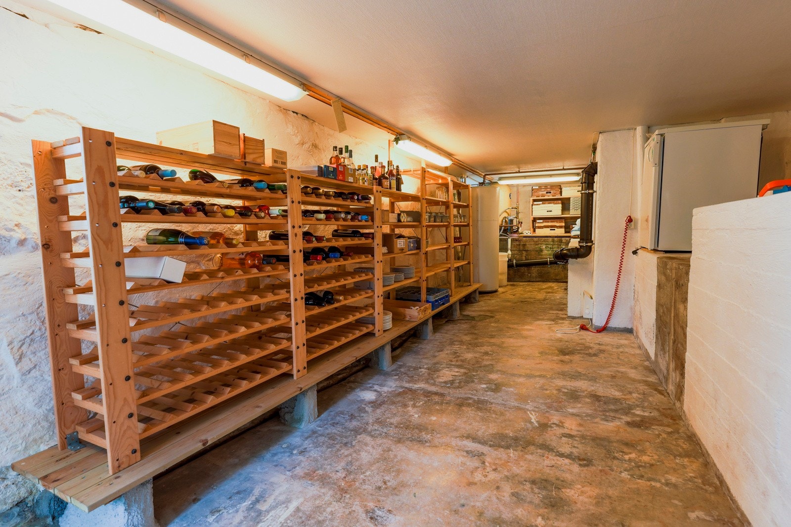 Kjelleren byr på rikelig med lagringsplass - kanskje det er her du realiserer drømmen om en egen vinkjeller? Galleribilde